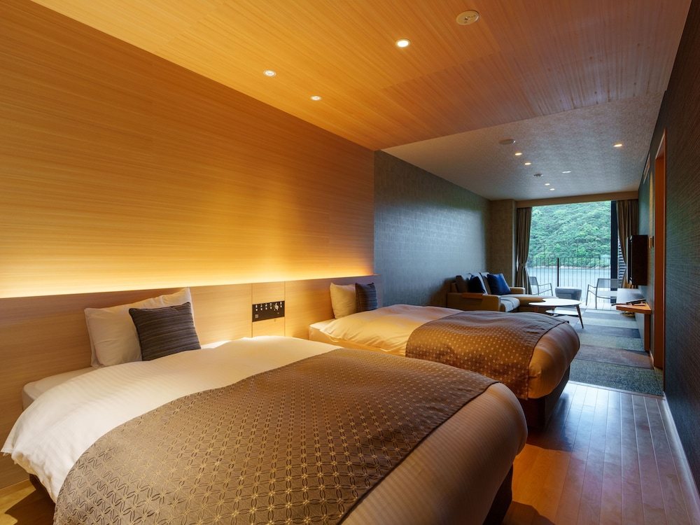 Superior Japanese Western Style Room, Accessible, Open-air Bath, Ocean View photo 1
