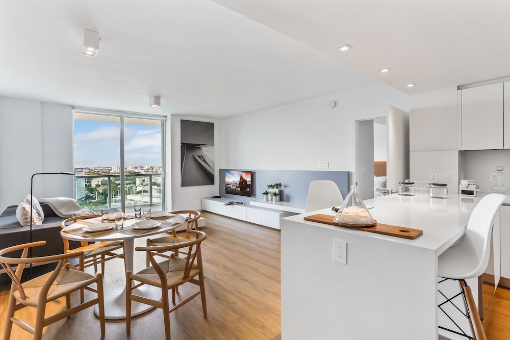 Suite, 2 Bedrooms, Accessible photo 3