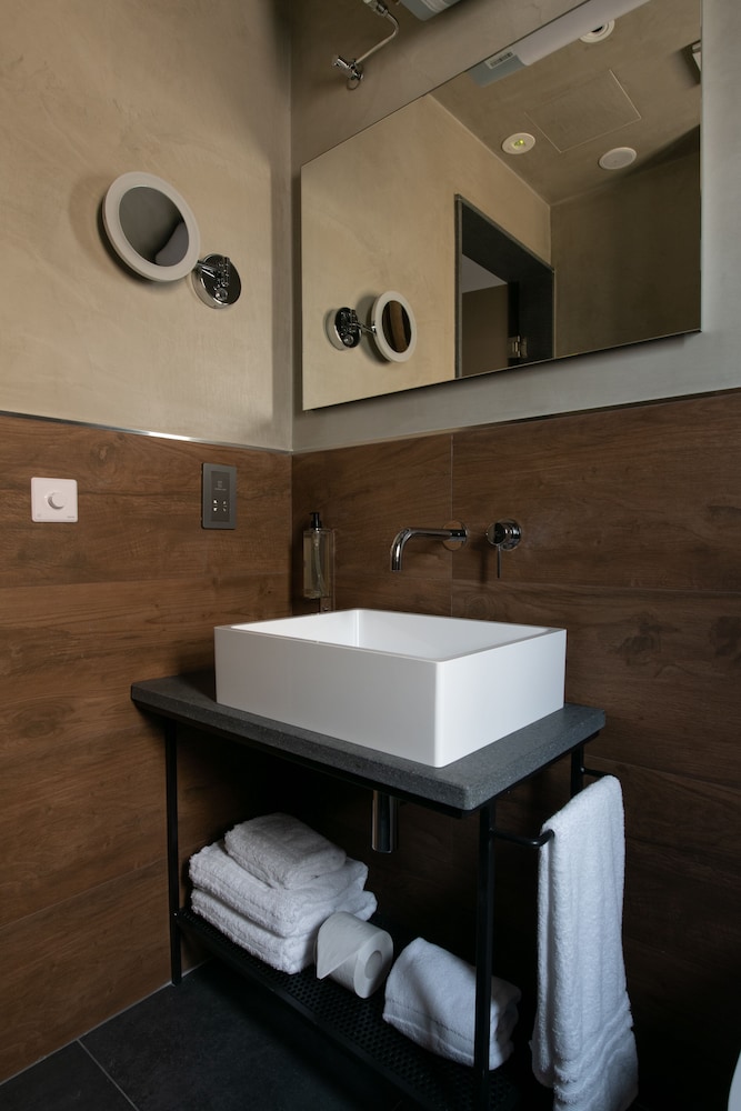 Deluxe Double or Twin Room - Photo 12
