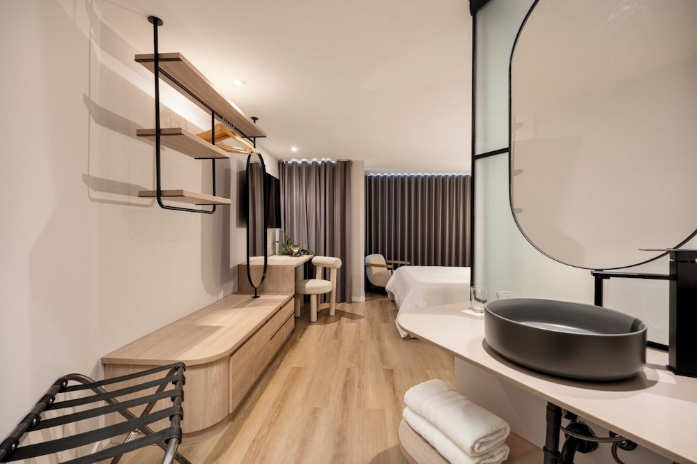 Premium Room, 1 Double Bed - Photo 3