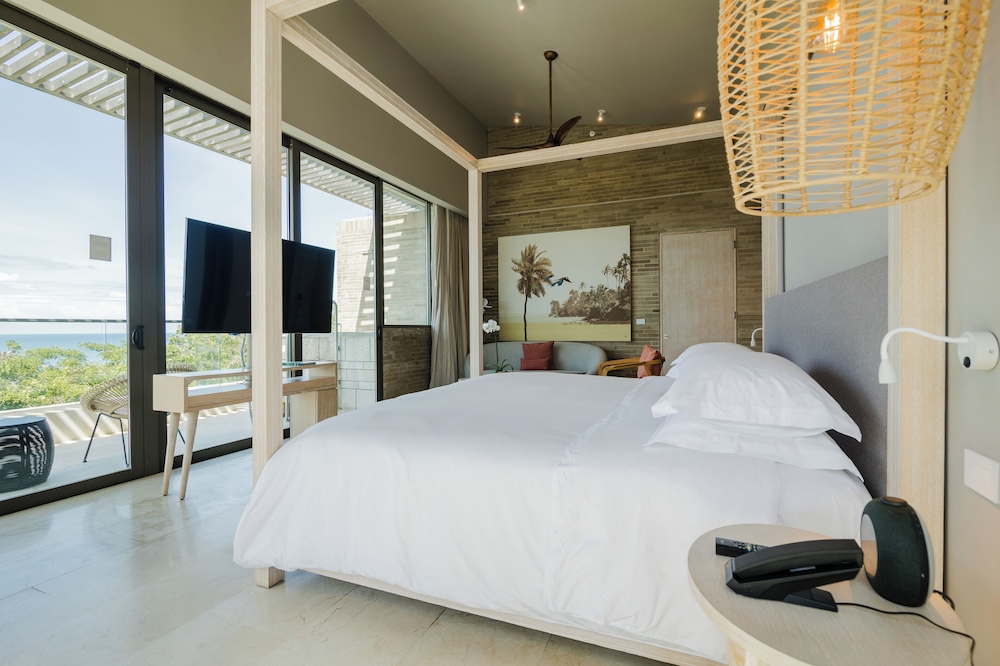 Emerald Ocean Suite, 1 King Bed photo 3