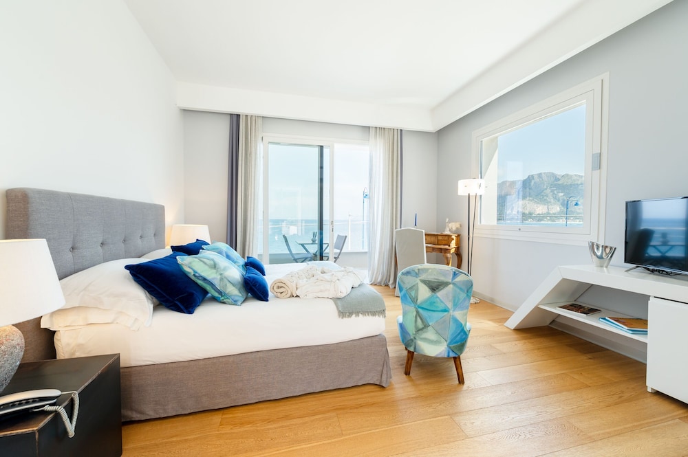 Junior Studio Suite, 1 King Bed, Hot Tub, Sea View