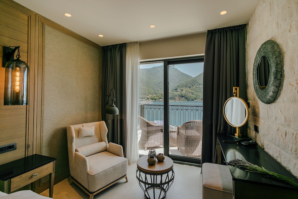 Deluxe Double Room, Balcony, Sea View photo 3