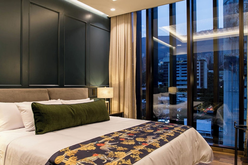 King Suite - High Floor photo 1