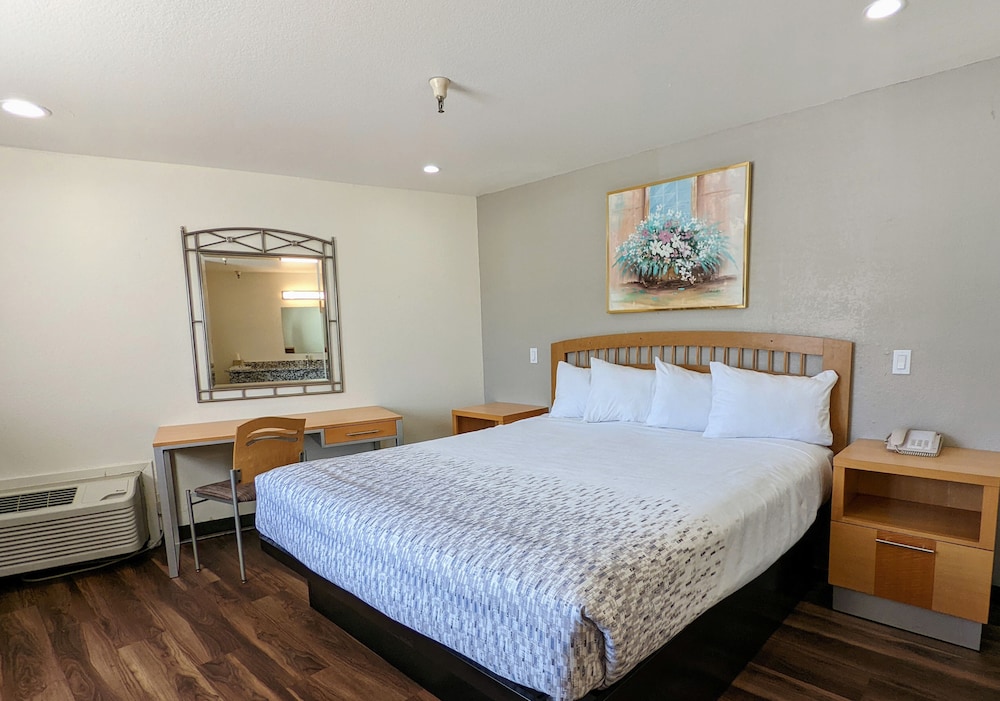 Suite with 1 King bed - Non Smoking photo 1