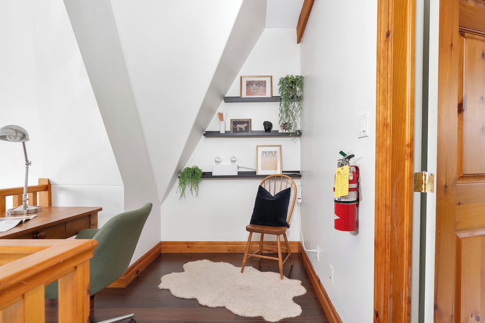 Design Townhome, 2 Bedrooms (209 Snowbridge - Pet Friendly) photo 3