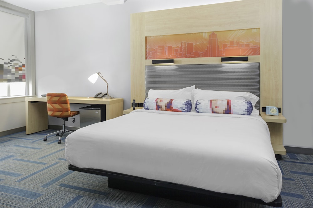 Room, 1 King Bed (Mobility Accessible, Roll-In Shower) photo 2