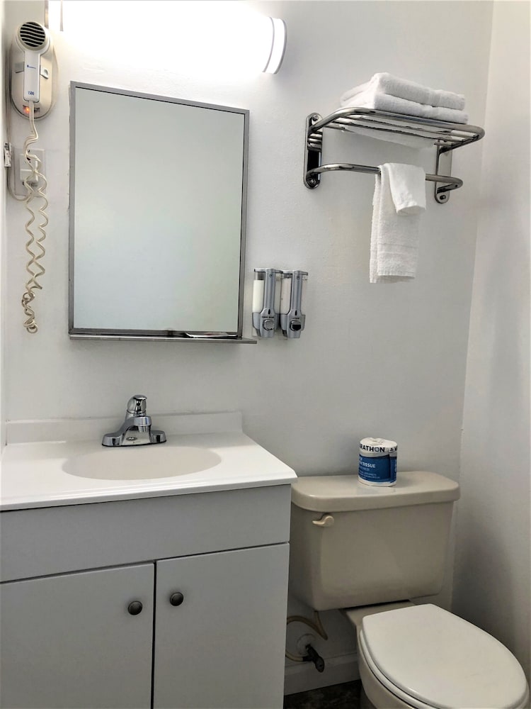 Studio, 1 King Bed, Kitchenette photo 2