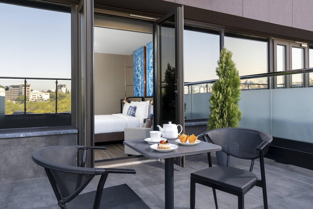 Room, 1 King Bed, Park View (Balcony)