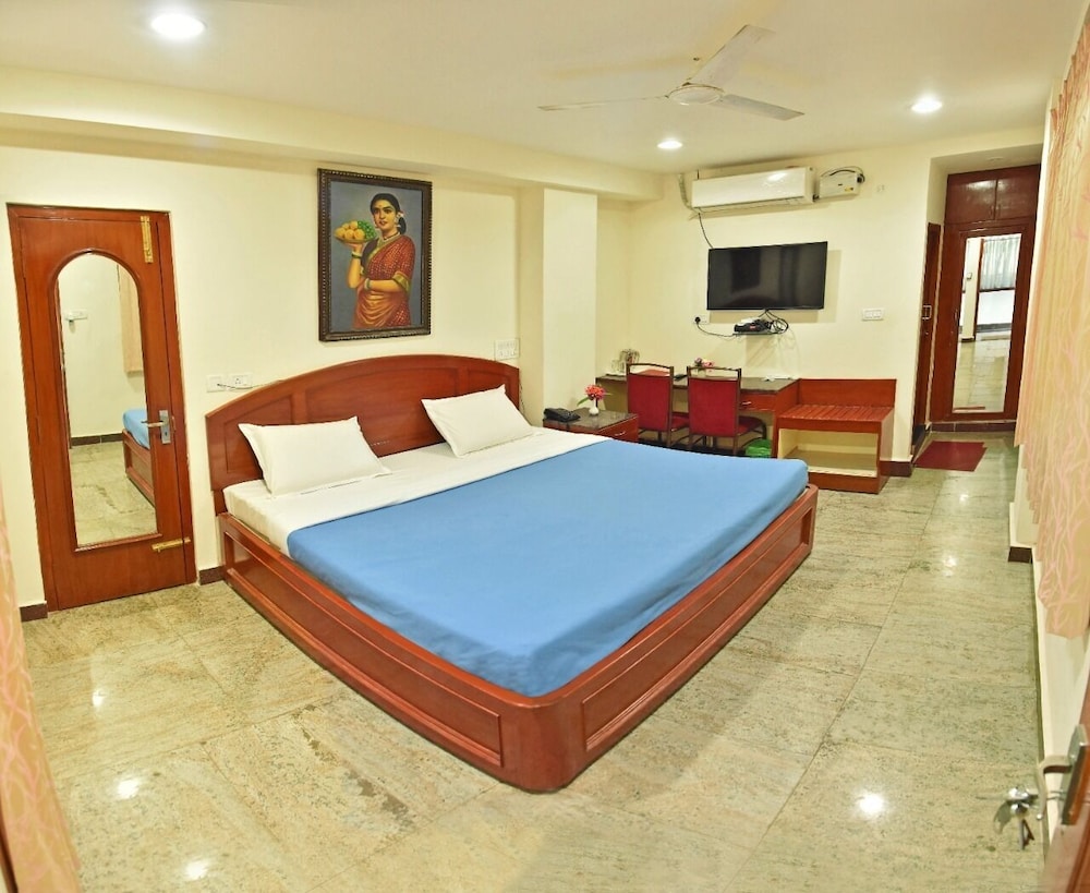 Suite - Photo 1