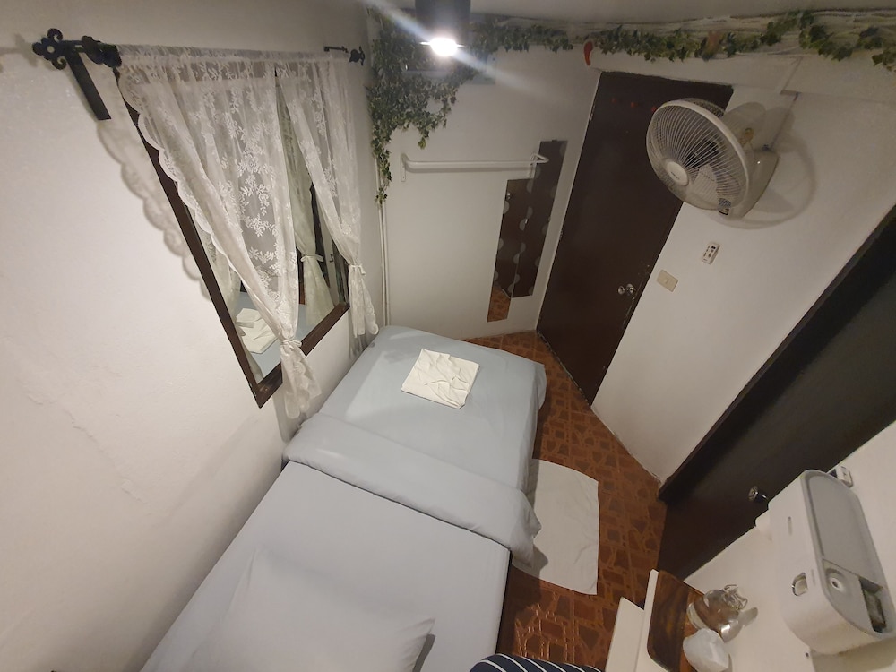 Basic Single Room, 1 Twin Bed, Shared Bathroom photo 2