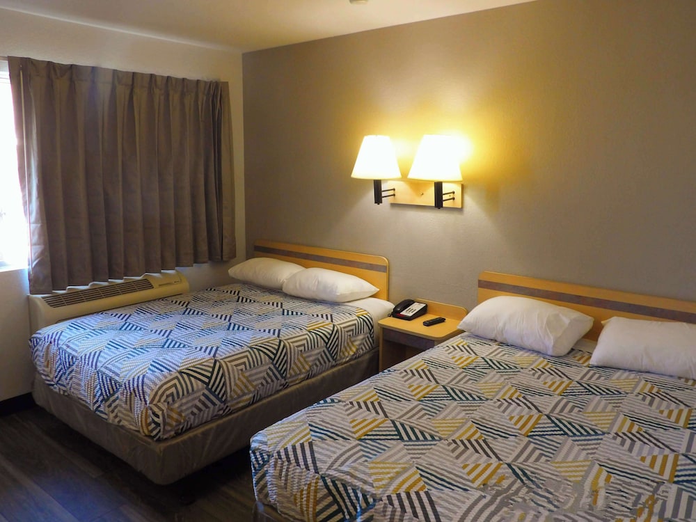 Standard Room, 2 Double Beds, Smoking - Photo 2