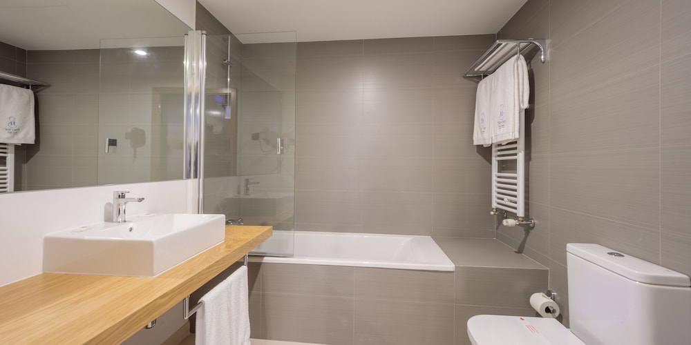 Superior Double Room Single Use thumbnail 5
