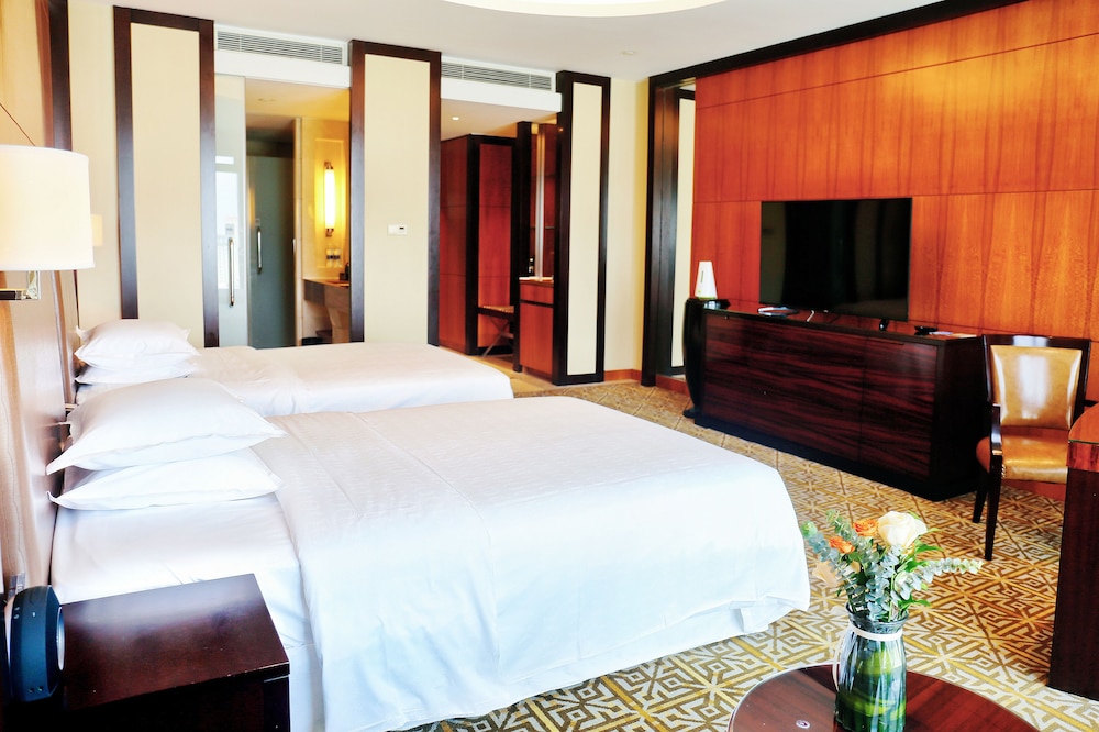 Superior Room, 2 Twin Beds, Smoking, City View