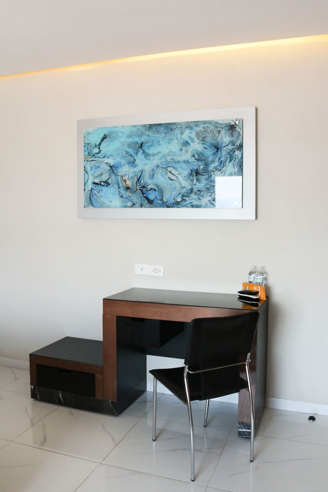 Executive Room, 1 King Bed, City View - Photo 11