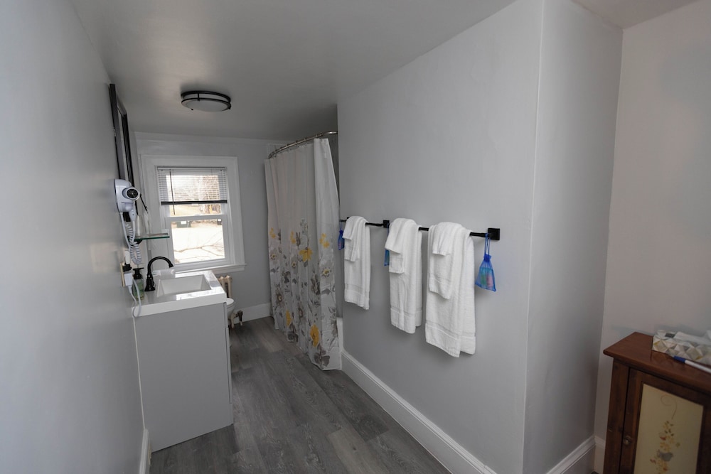 Room 2 -Private Bath - 2nd floor photo 2