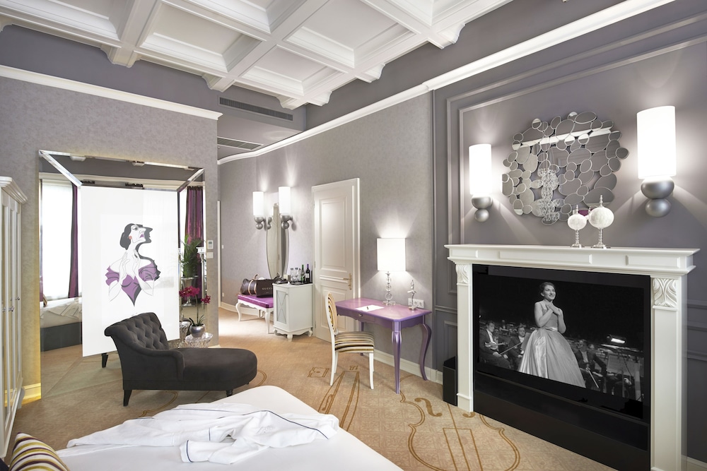 Suite, 1 King Bed, City View (Opera)