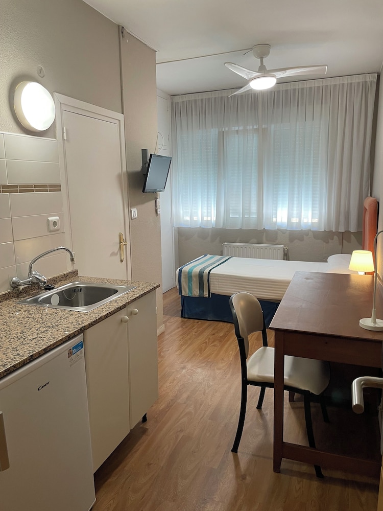 Studio, 1 Twin Bed, Non Smoking, Kitchenette (Individual) photo 3