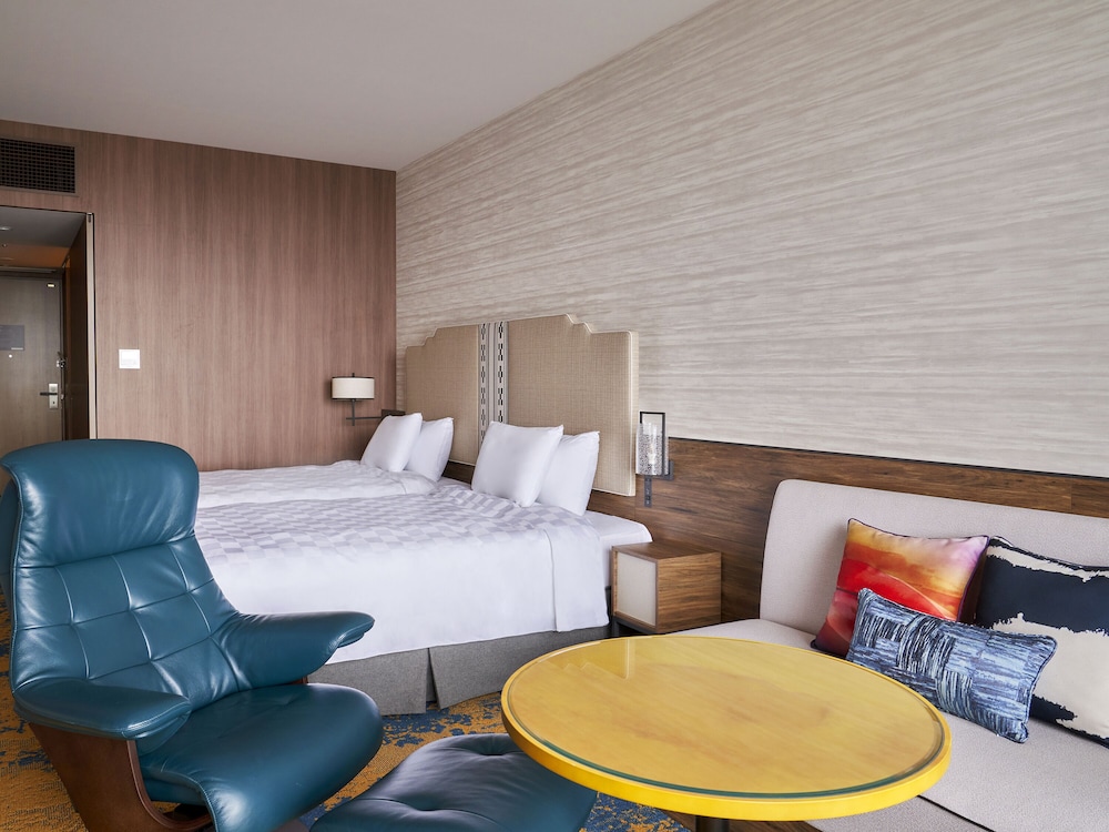 Deluxe Hollywood Twin Room, Non Smoking (With Club Pool & Lounge Access) - Photo 19