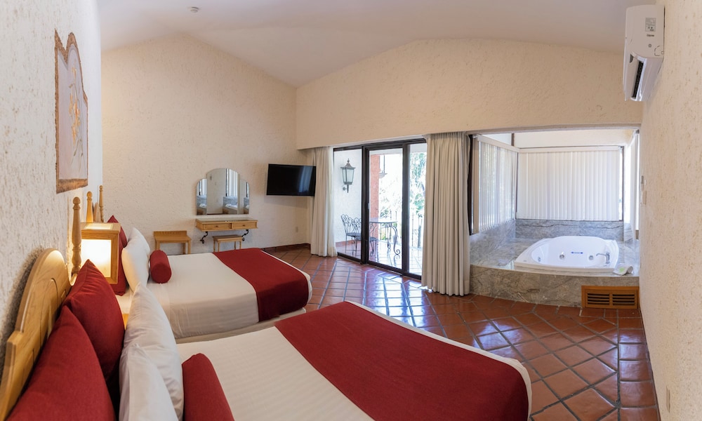 Terrace Suite, King bed and Jacuzzi - Photo 9