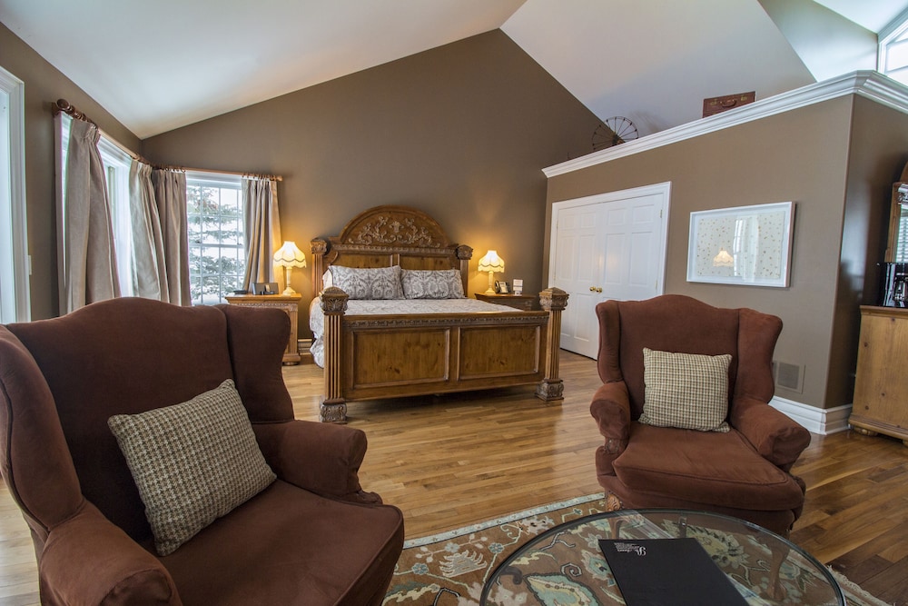 Superior Cottage, 1 King Bed photo 2