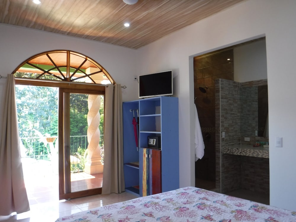 Deluxe Suite, 2 Bedrooms, Poolside