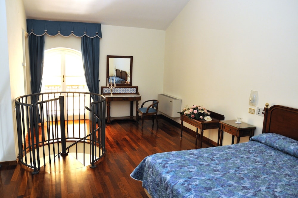 Suite - Photo 1