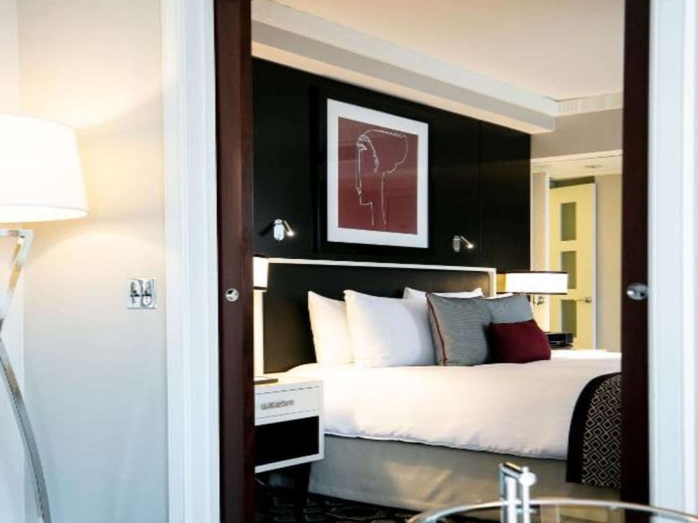 Junior Suite, 1 King Bed with Sofa bed - Photo 4