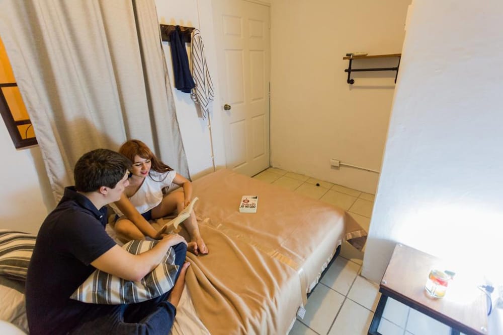 Compact Private Room, Shared Bathroom - Photo 2