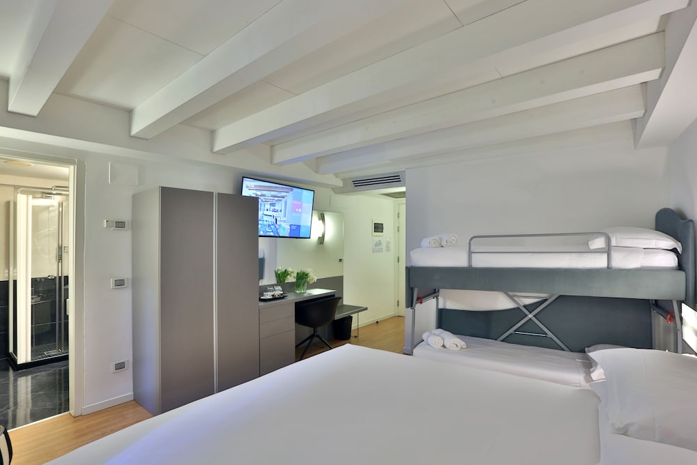 Quadruple Room, Non Smoking - Photo 3