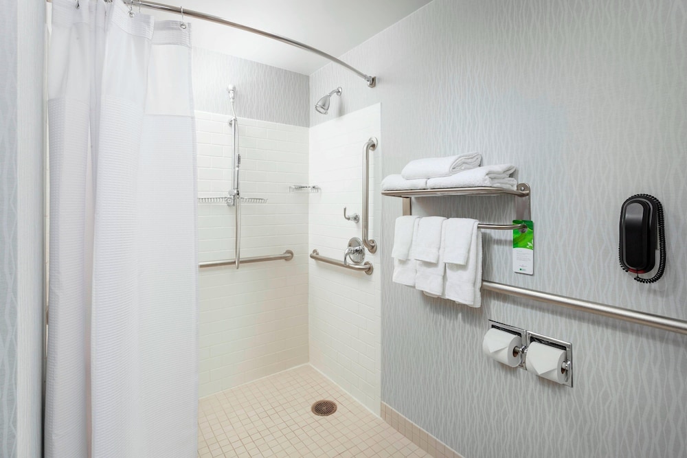 Studio, 2 Double Beds (Mobility/Hearing Access, Roll-In Shwr) photo 3