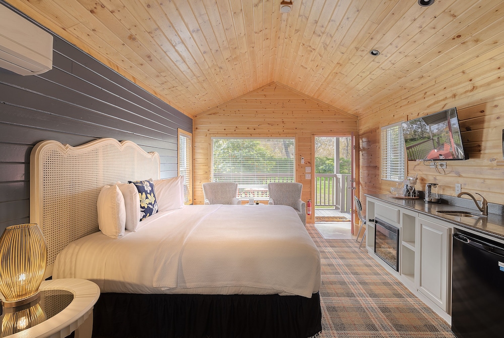 Studio Cottage with Wet Bar photo 3