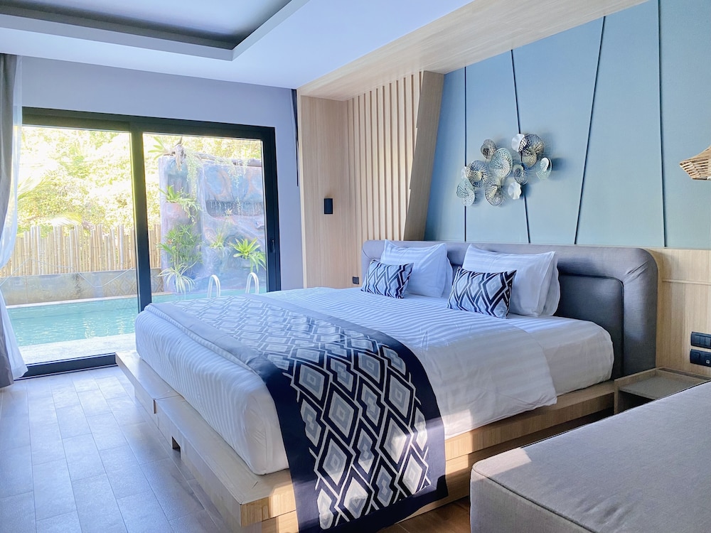 Deluxe Room, Pool Access photo 2