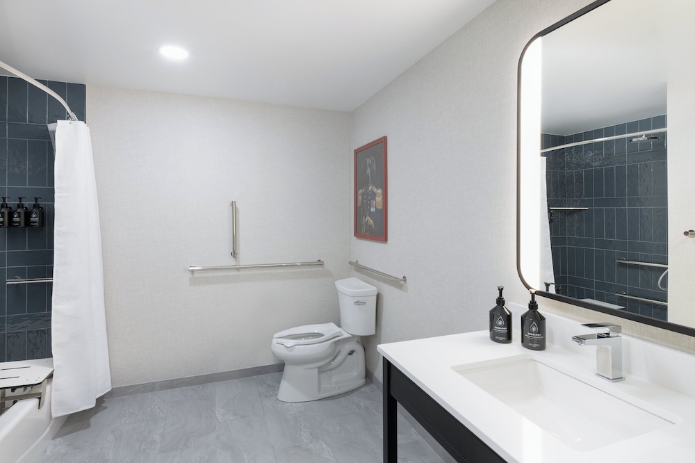 Suite, 2 Queen Beds, Accessible Bathtub (Mobility) - Photo 2
