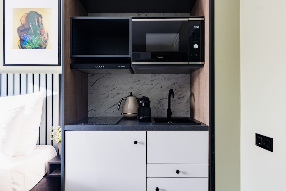 Medium Studio with Kitchenette - Photo 10