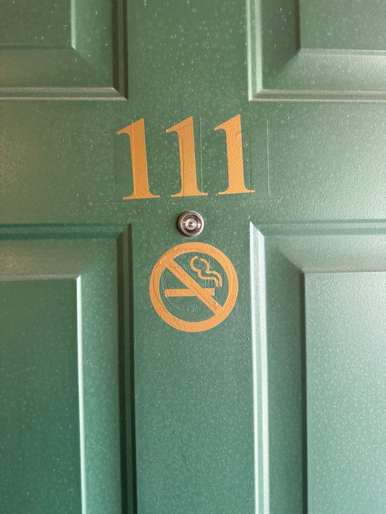 Basic Room, 1 Queen Bed, Non Smoking - Photo 4
