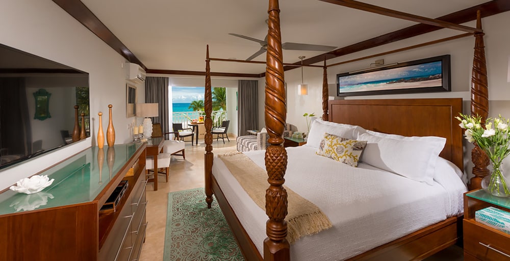 Club Suite, 1 Bedroom, Ocean View (Beachfront Club Level Suite)