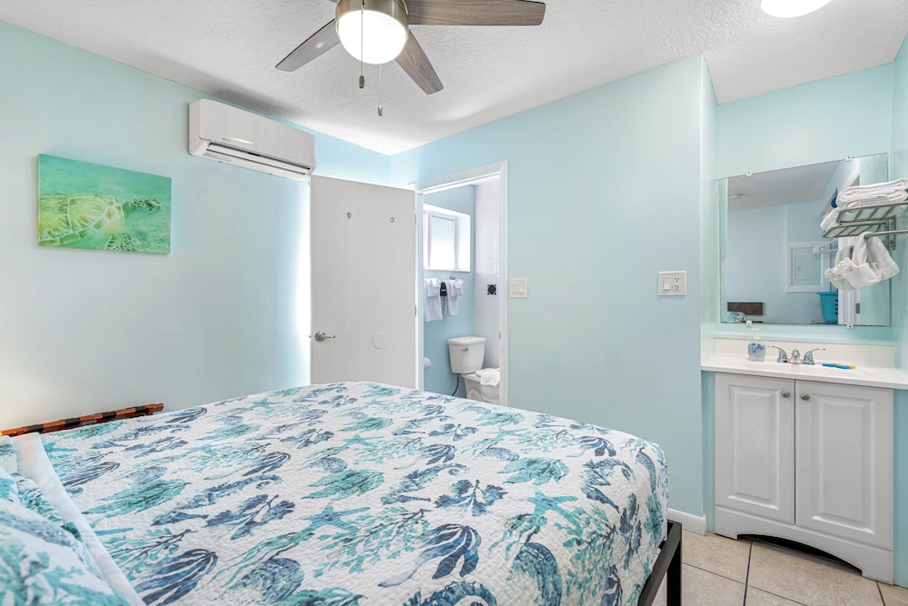 Queen One Bedroom photo 2