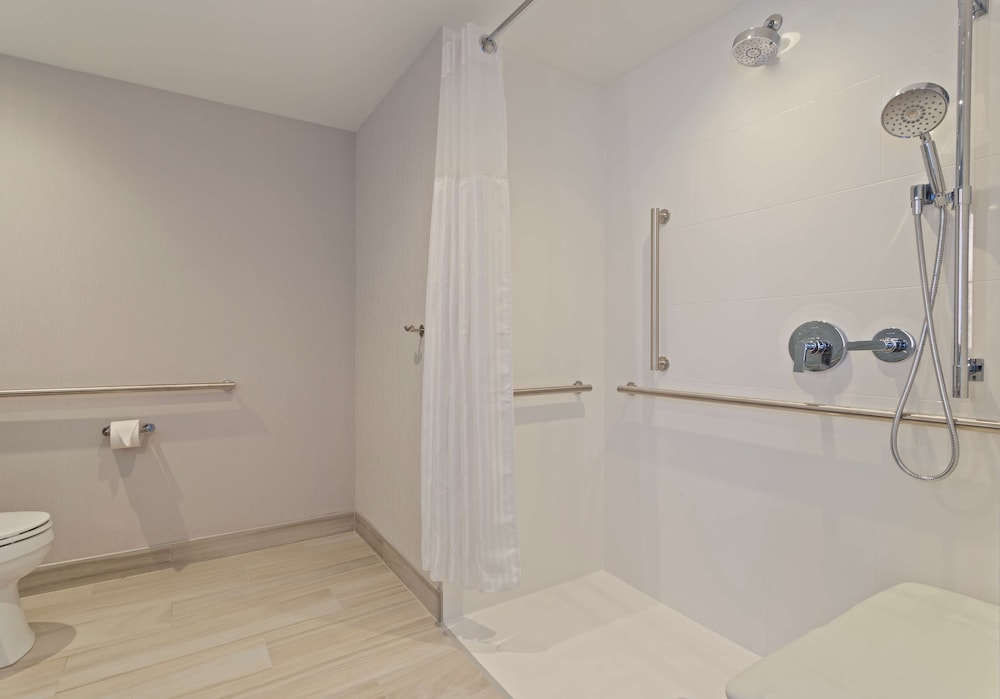 Room, 2 Queen Beds, Accessible (Roll-In Shower)