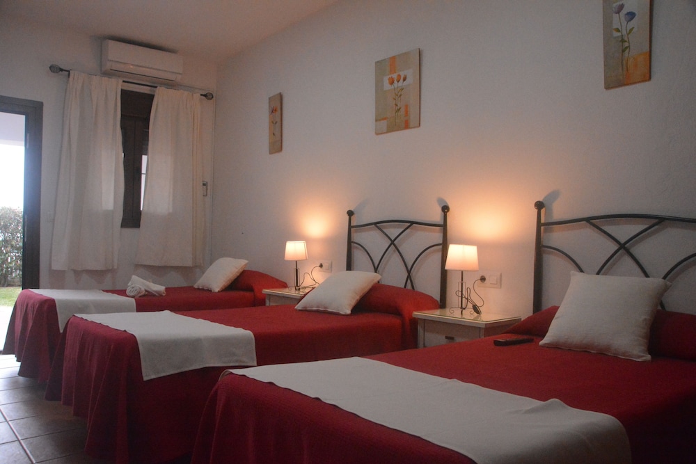 Economy Triple Room photo 2