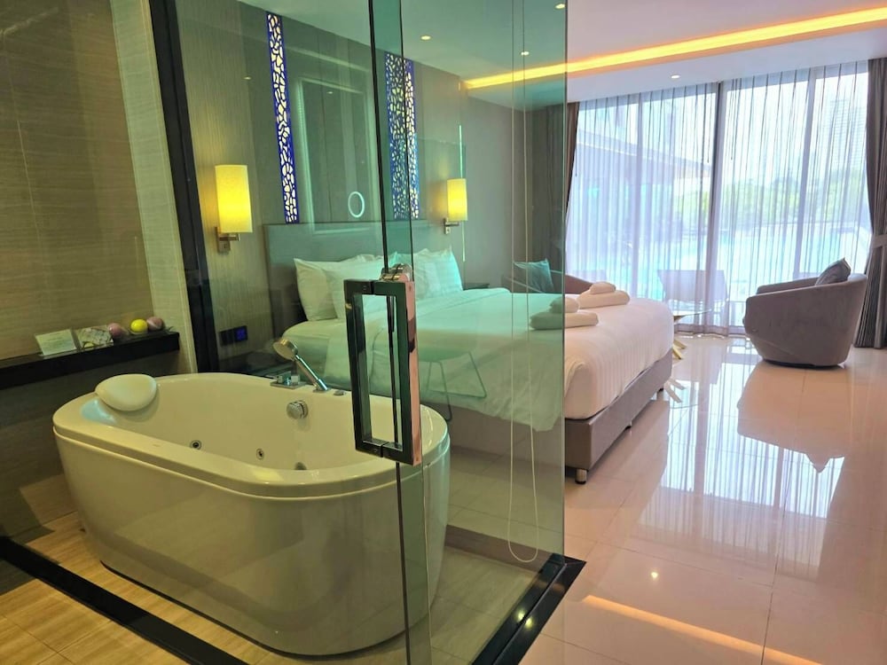 Deluxe Suite with Pool Access - Photo 1