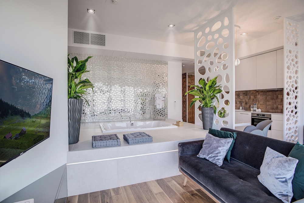 Executive Suite with in-room bathtub