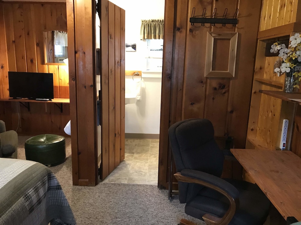 Classic Cabin, Refrigerator & Microwave (Cabin 5) photo 2