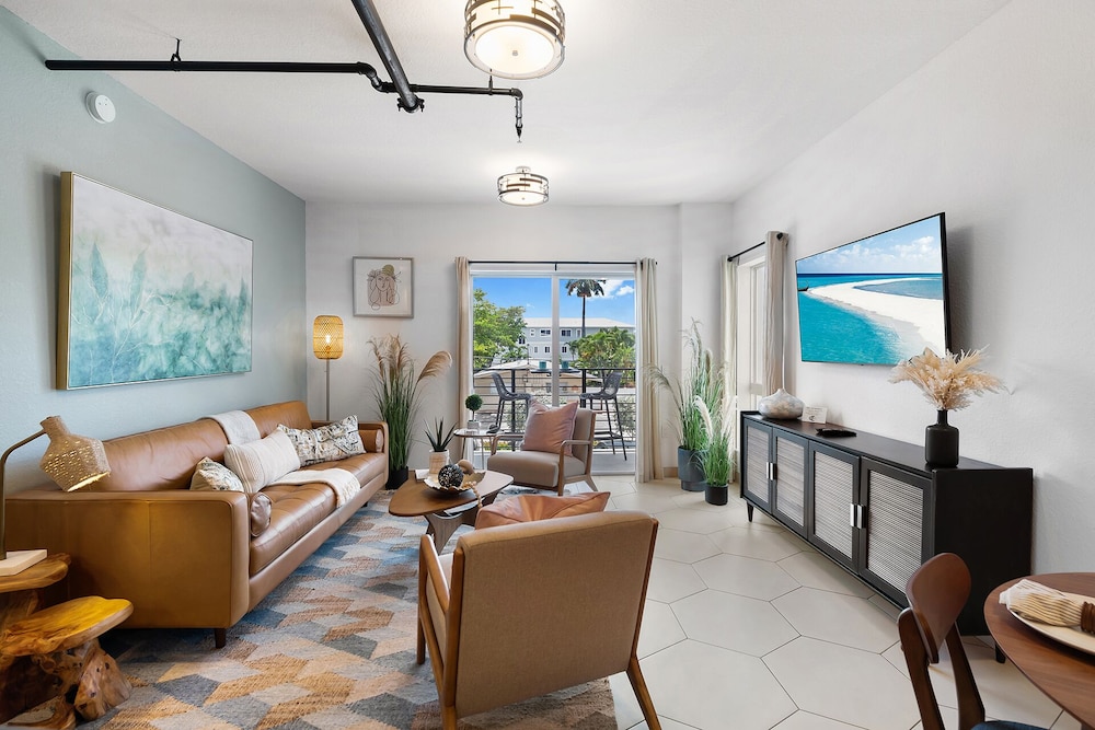 Luxury Suite, Kitchen, Courtyard View
