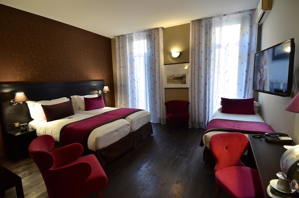 Family Suite, 1 King Bed, Non Smoking (with Sofabed) - Photo 1