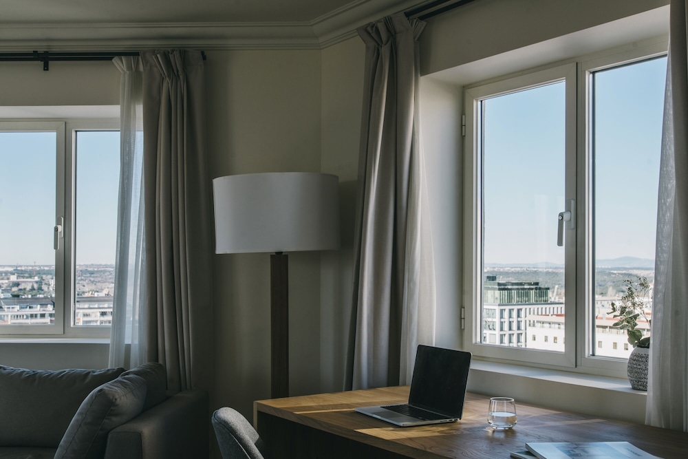 Luxury Suite, City View (High floor) thumbnail 5