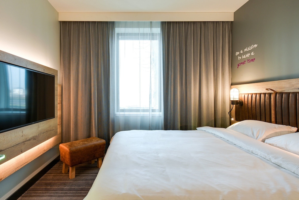Room, 1 Queen Bed (Moxy Sleeper) photo 2