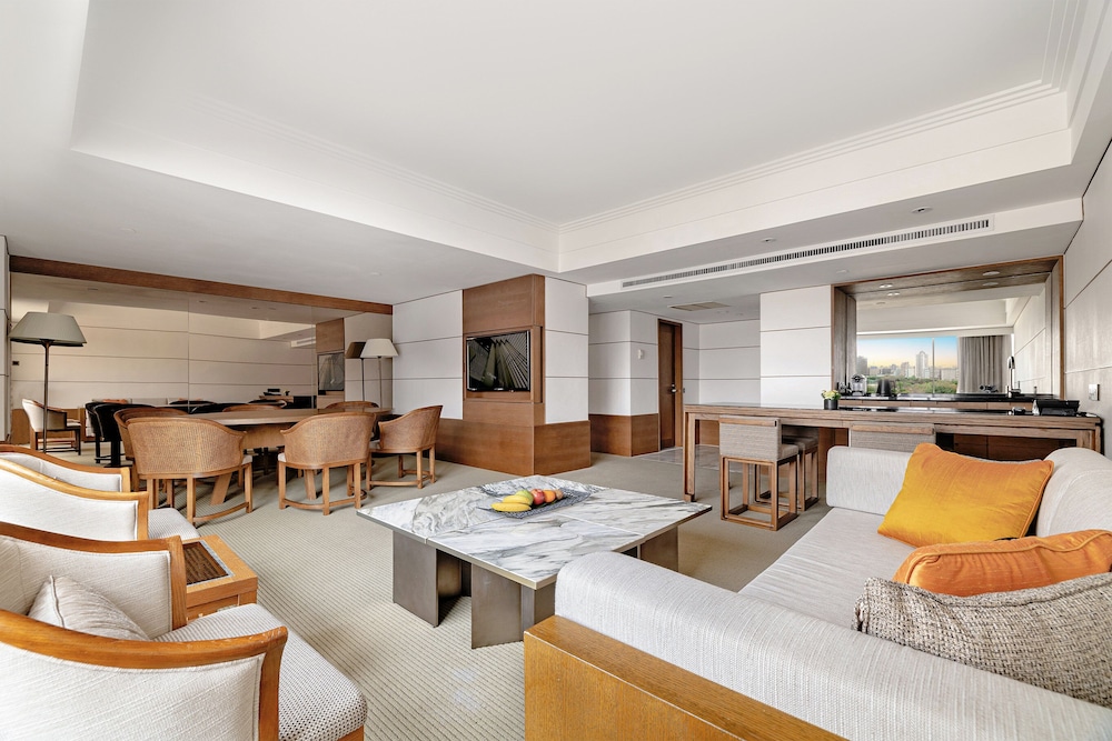 Corner Suite with One King Bed (Non Smoking)