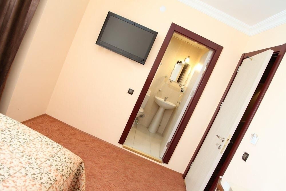 Standard Double or Twin Room photo 3