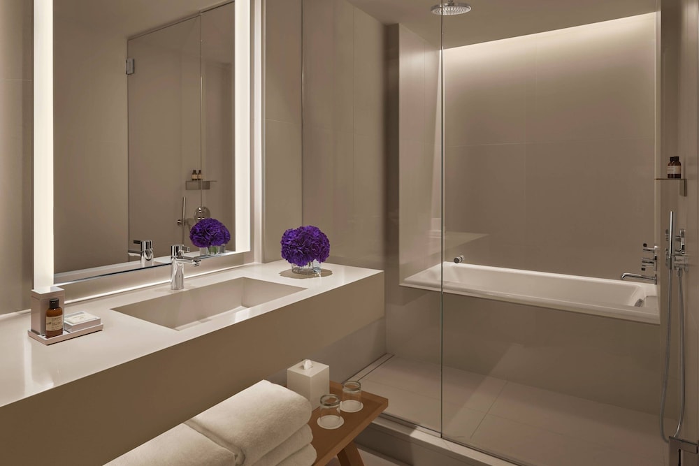 One Bedroom Superior Suite (Non Smoking) thumbnail 6